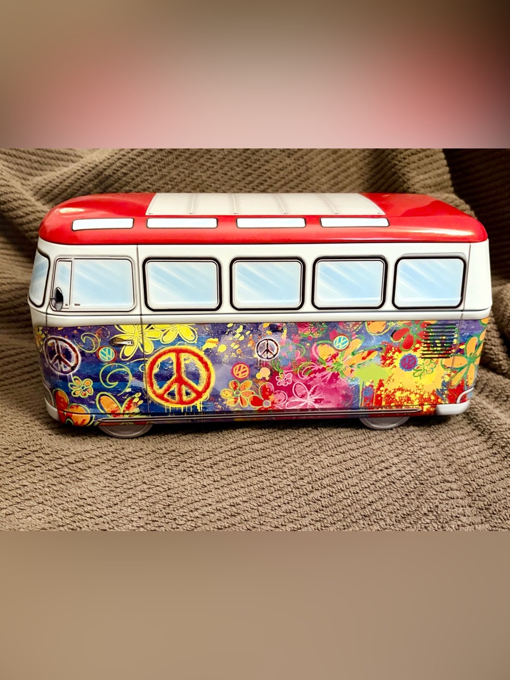 EuroGraphics VW Wave Hopper 550-Piece Puzzle packaged in a collectible, bus-shap - Picture 4 of 8